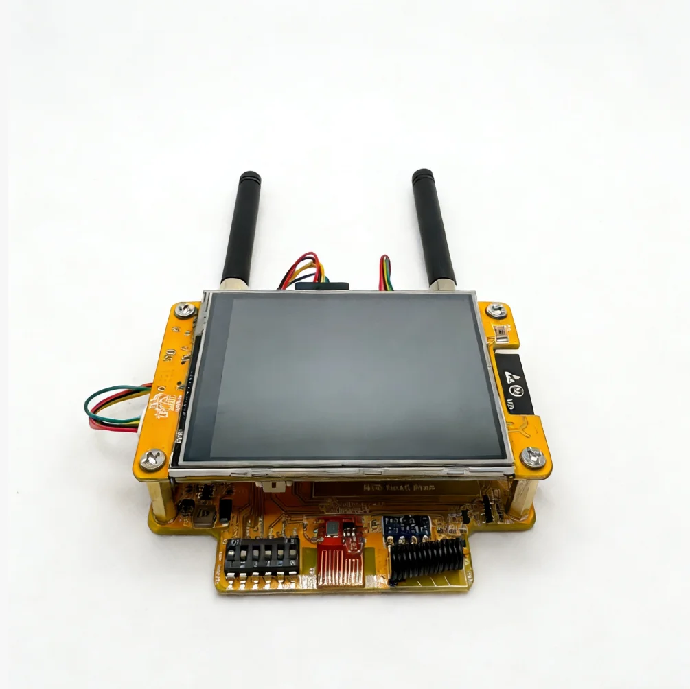 El Sombrero Complementario NM-RF-Hat, RF Multibanda para ESP32-2432S028 Bruce CYD CC1101 NRF24 PN532 IR TX/RX 433M OOK con Gestión de Energía y Ranura TF