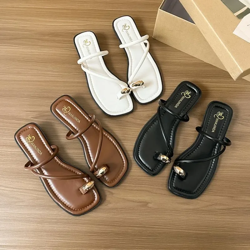 Damen Sommerpantoletten Sandalen mit Metalldekor Zehensteg-Flip-Flops Niedriger Absatz Schuhe Damen Outdoor Retro Braune Sandalen
