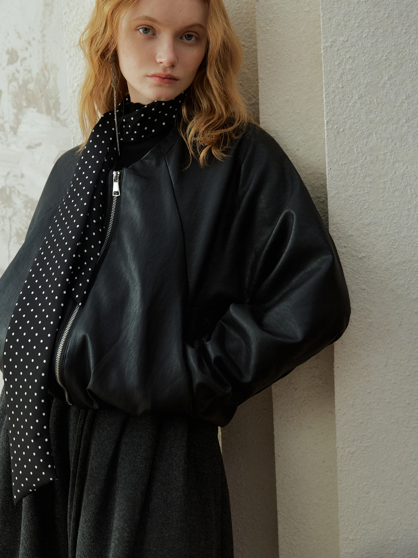 เสื้อโค้ทหนัง PU ลายจุดทรงหลวมแบบ Batwing สำหรับผู้หญิง แฟชั่นฤดูใบไม้ผลิและฤดูใบไม้ร่วง ปิดด้วยซิป