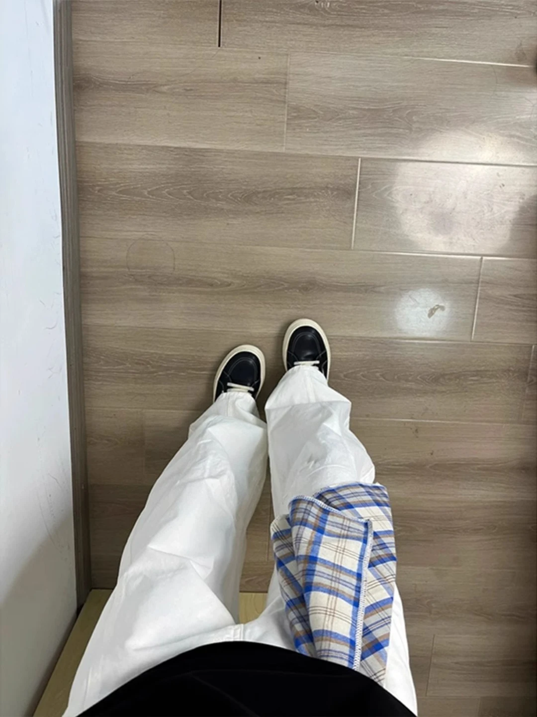 กางเกงยีนส์ทรงตรงขาตรงสำหรับฤดูร้อน กางเกงลำลองผู้ชายทรงหลวม ยาวคลุมเท้า ลายมีด สไตล์ไฮสตรีท