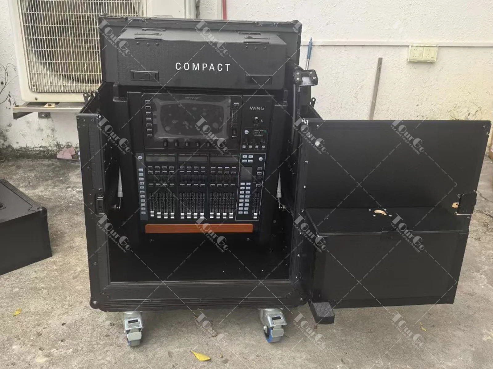 Geheel zwarte flip-flightcase voor Behringher Wing Compact met 1U lade