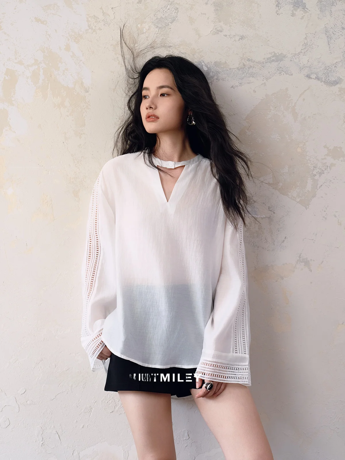 

Женская легкая блузка Jusiley French Sle свободного кроя с кружевной отделкой и вставками, создающая ощущение легкости и воздухопроницаемости