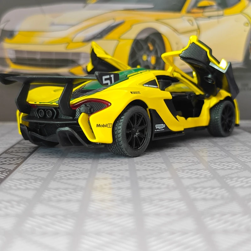 

1:32 Simulation McLaren P1 GTR alloy car model ornament collection, doors and hood can be opened, super car gift