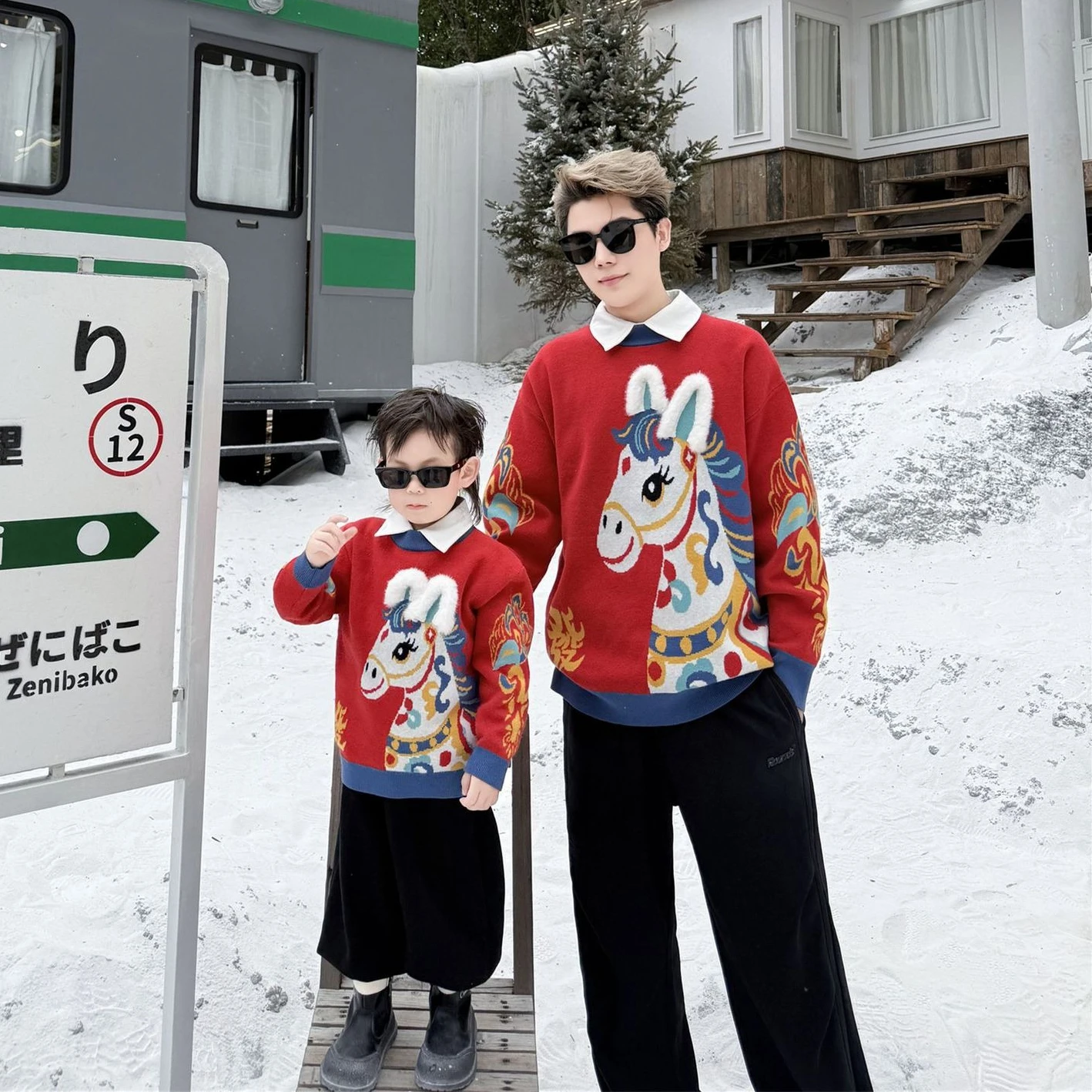 ‌ 2026 السنة الجديدة الأسرة مطابقة الملابس الأحمر متماسكة سترة الآباء الاطفال الشتاء للجنسين الصينية عطلة القمم الوليد رومبير للرضيع