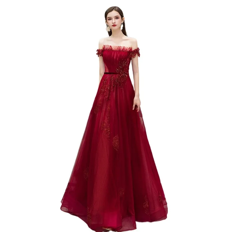 فستان سهرة نسائي جديد لعام 2025 بكتف واحد مثير شبكي مطرز باللون الأحمر الخمري فستان طويل أنيق للتخسيس للولائم
