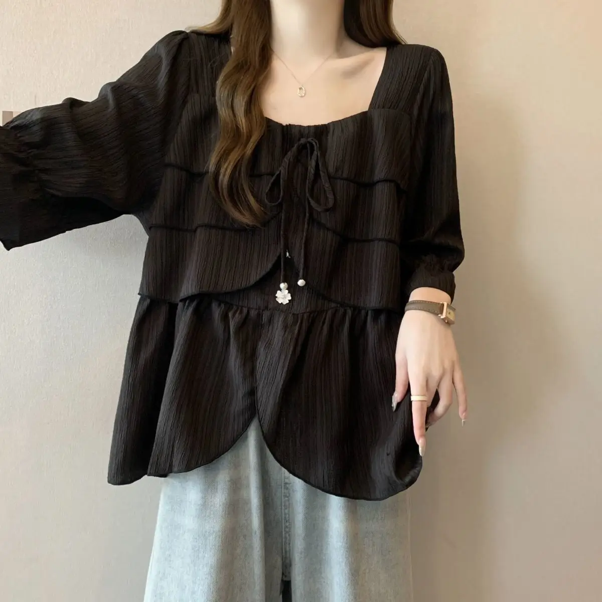 قميص شيفون مكشكش بياقة مربعة وأكمام قصيرة