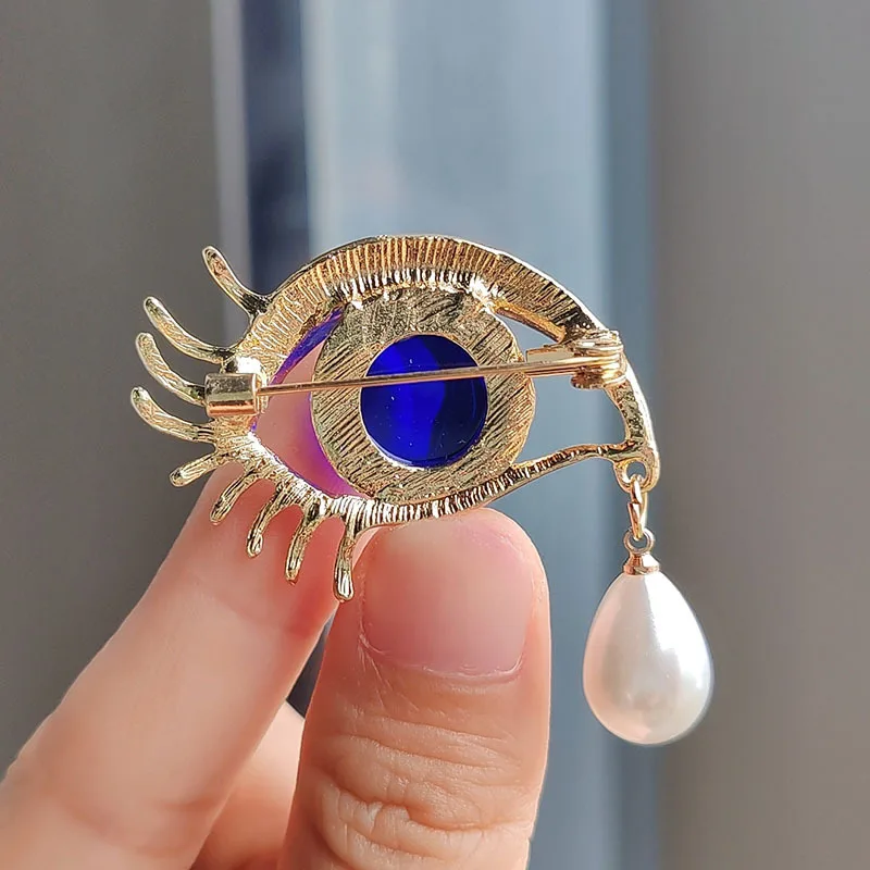 New Cartoon Long Eyelash Blue Eye Teardrop Brooches For Women Baroque Gold Color Pearl Brooch Pin Clothing Accessories Breastpin