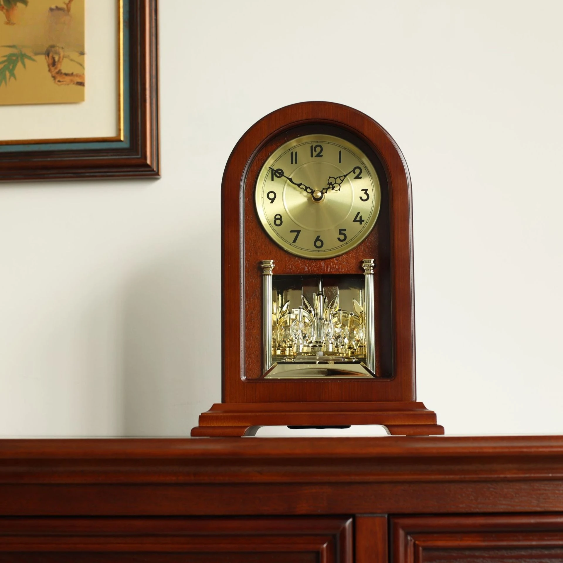 New Chinese high-end solid wood dynamic rotating pendulum seat clock European retro living room clock decorative ornament