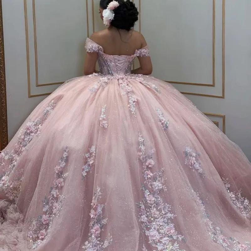 فستان Quinceanera وردي لامع عاري الكتفين ملصق ثلاثي الأبعاد زهرة تول دانتيل طبقات كريستال فيستدوس دي 15 Quinceanera ﻿ تخصيص