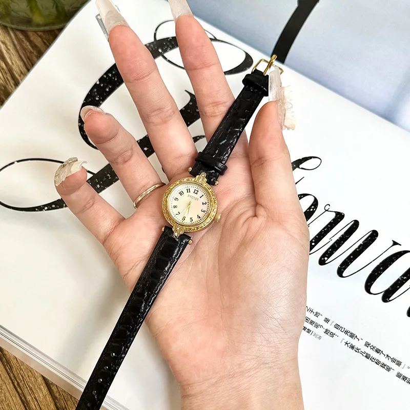 Fashionabletrendysimpleversatile women's watch, light luxury retro style, high-end leather strap quartz watch, watch accessory.