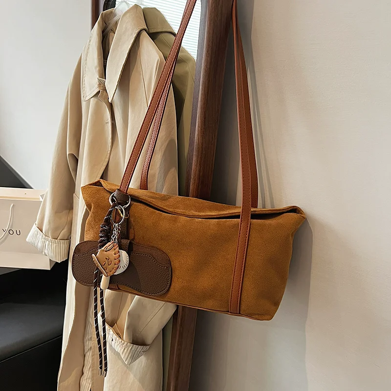 

Новая осенне-зимняя замшевая сумка в стиле ретро для женщин. Новые корейские сумки для пригородных поездок. Высококачественная сумка подмышки. Бархатные женские сумки и кошелек.