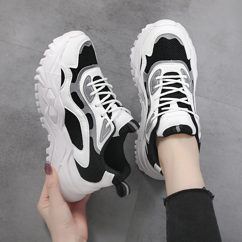 2023 الربيع والخريف جديد تنوعا سميكة وحيد أحذية رياضية غير رسمية الصيف تنفس أحذية بيضاء صغيرة الأحذية النسائية