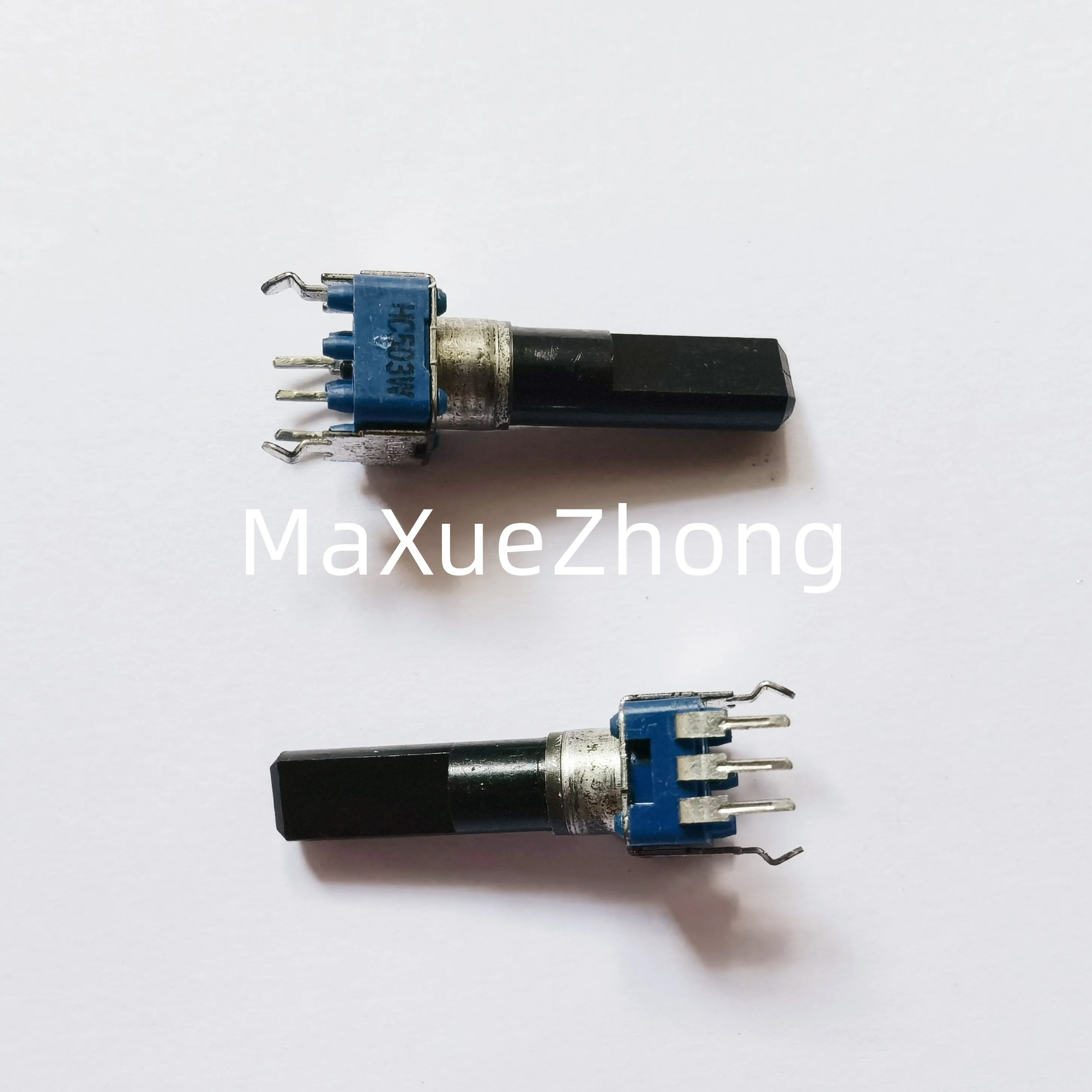 

Original New 100% 09 Type W50K single potentiometer HC503W vertical shaft length 22.5mm with stepping mixer audio (SWITCH)