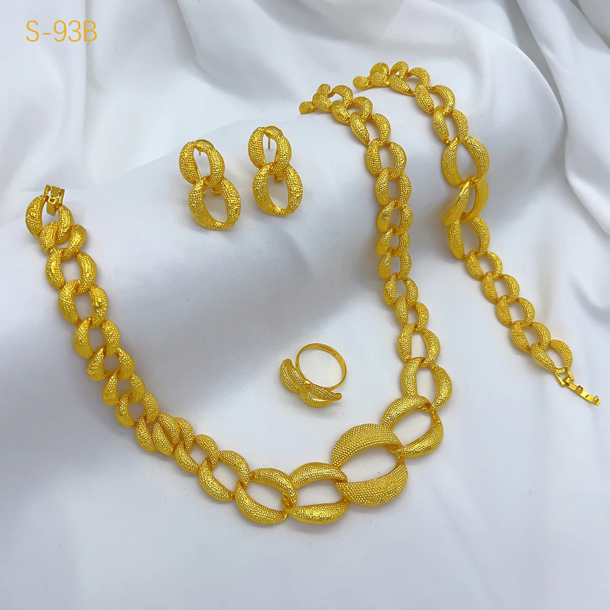 فرنسا دبي 24k الذهب اللون طقم مجوهرات للنساء الفاخرة الزفاف الزفاف قلادة وأقراط مجموعة الأفريقية المختنق هدايا الحفلات