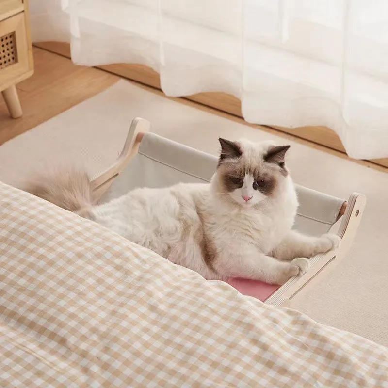 新しい猫用ハンモックは、バルコニーの窓に掛けて日光浴するのに最適です。ベッドに猫用ベッドが付いた吊り下げ式の猫用ハンモックです。