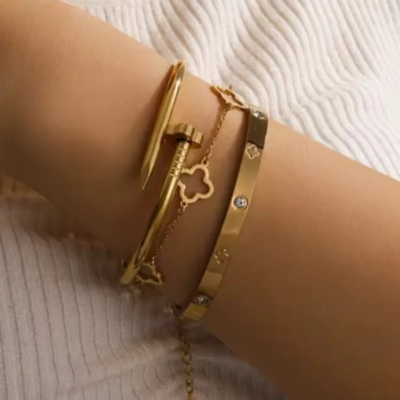 Conjunto de pulsera dorada de acero inoxidable, estilo europeo de trébol de uñas, joyería elegante y versátil para mujer, versátil para uso diario/oficina