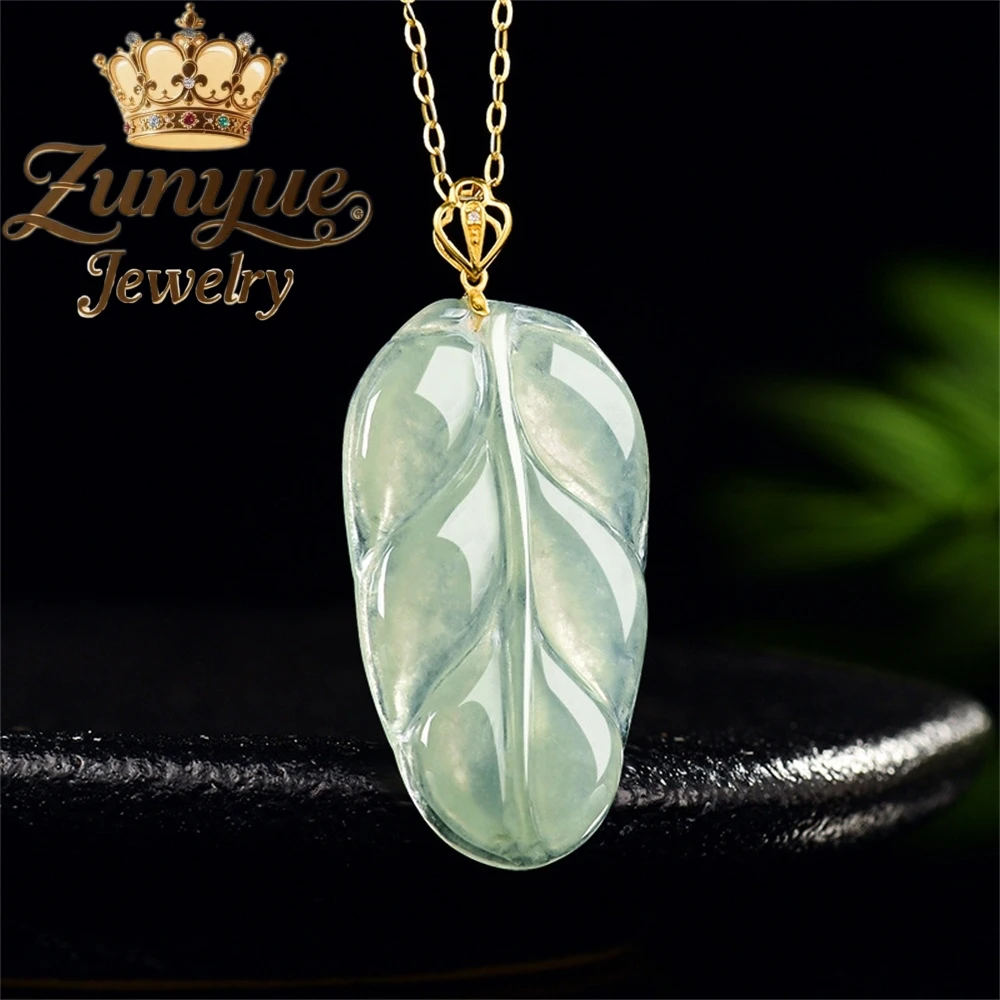 

Подвеска из натурального нефритового листа класса А. Пряжка из 18-каратного золота, инкрустированная льдом. Нефритовая подвеска. Модные украшения. Изысканные подвески Лу.