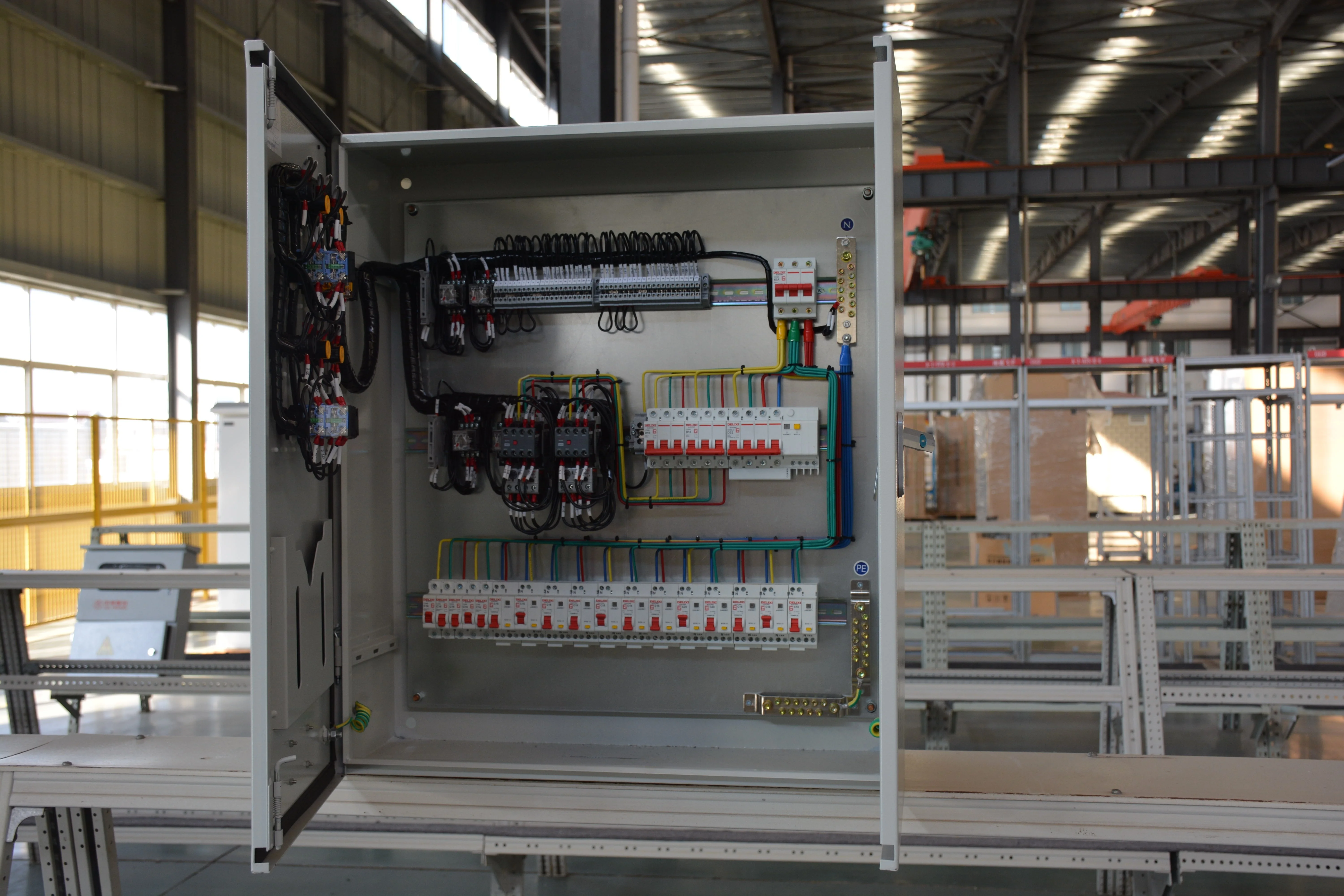 Control Box for Distribution Cabinet Engineering Non-standard Customized IP55 Rated 24 Sockets 400V/690V Model XL