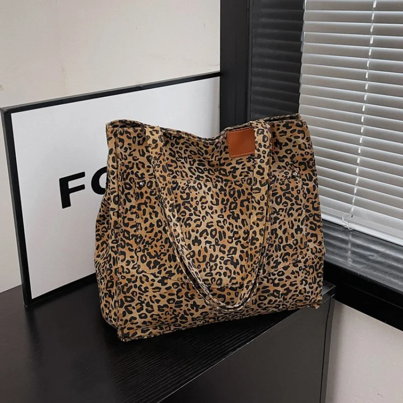 

Модная и простая женская сумка через плечо из мягкой кожи для повседневного повседневного использования и стихов и практичности.