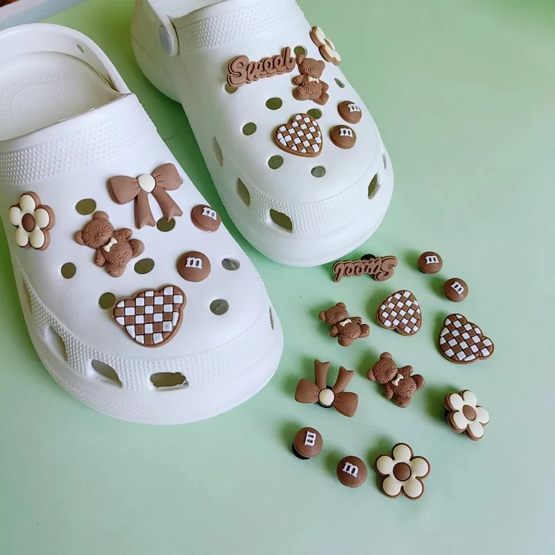 Juego de dijes de zapatos Croc para niños y niñas, sandalias de oso marrón de goma suave desmontable, accesorios de zapatillas, decoración