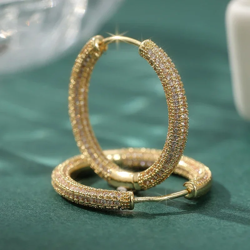 Luxuriöse Kreolen mit Zirkonia-Inlay für Damen, zarte gold-/silberfarbene Party- und Bankett-Ohrringe, charmanter Schmuck. – Detail 5