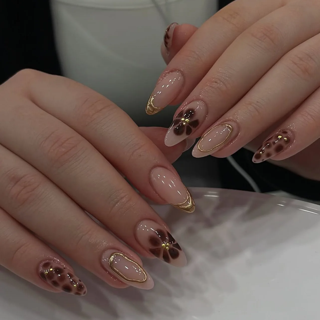 

24pcs Short Almond Press on Nails 3D Gold-rimmed Petal Flower Smudge False Nail for Women&Girl Removable Wearable Nail Art