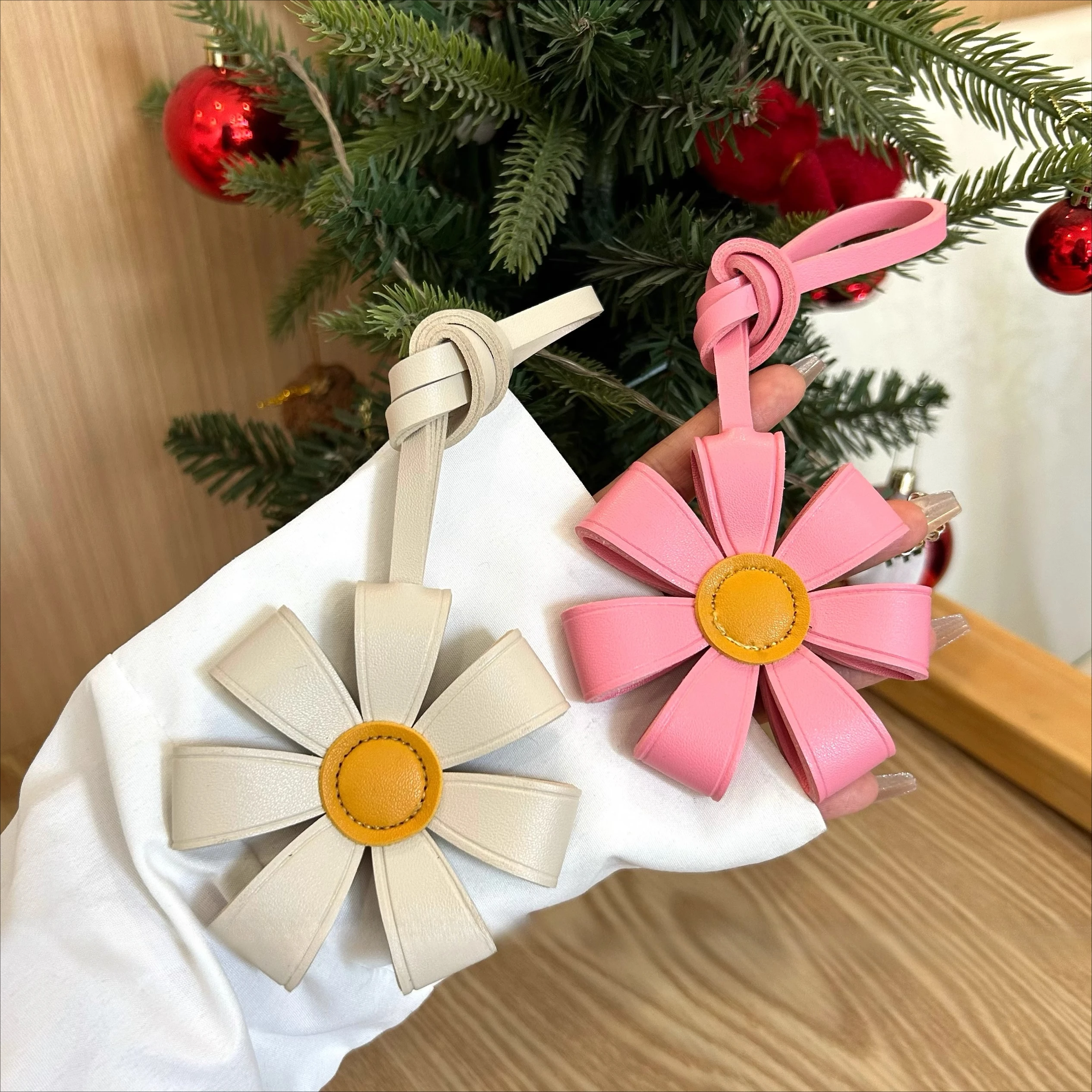 

Fresh Flower Series Floral Bag Charm, Handmade Genuine Leather Car Keychain, Key Ring Decoration Boutique Premium Gift