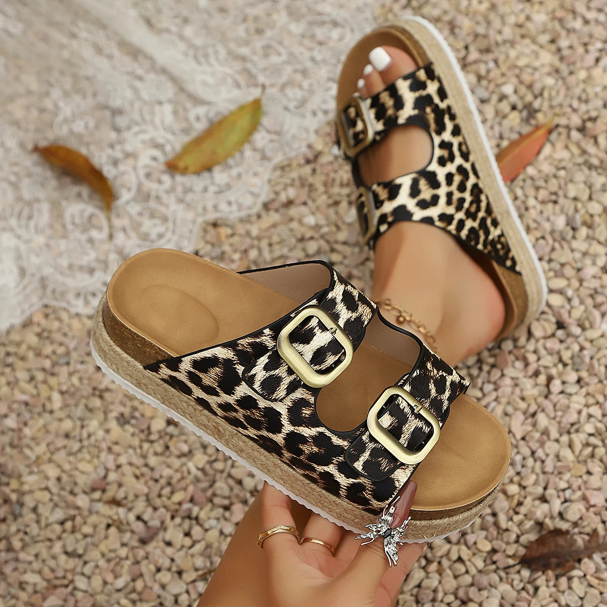 

Новые женские шлепанцы с леопардовым принтом для лета 2026 года, пляжные сандалии для отпуска и путешествий, повседневные сандалии-слайды с двойной регулируемой пряжкой