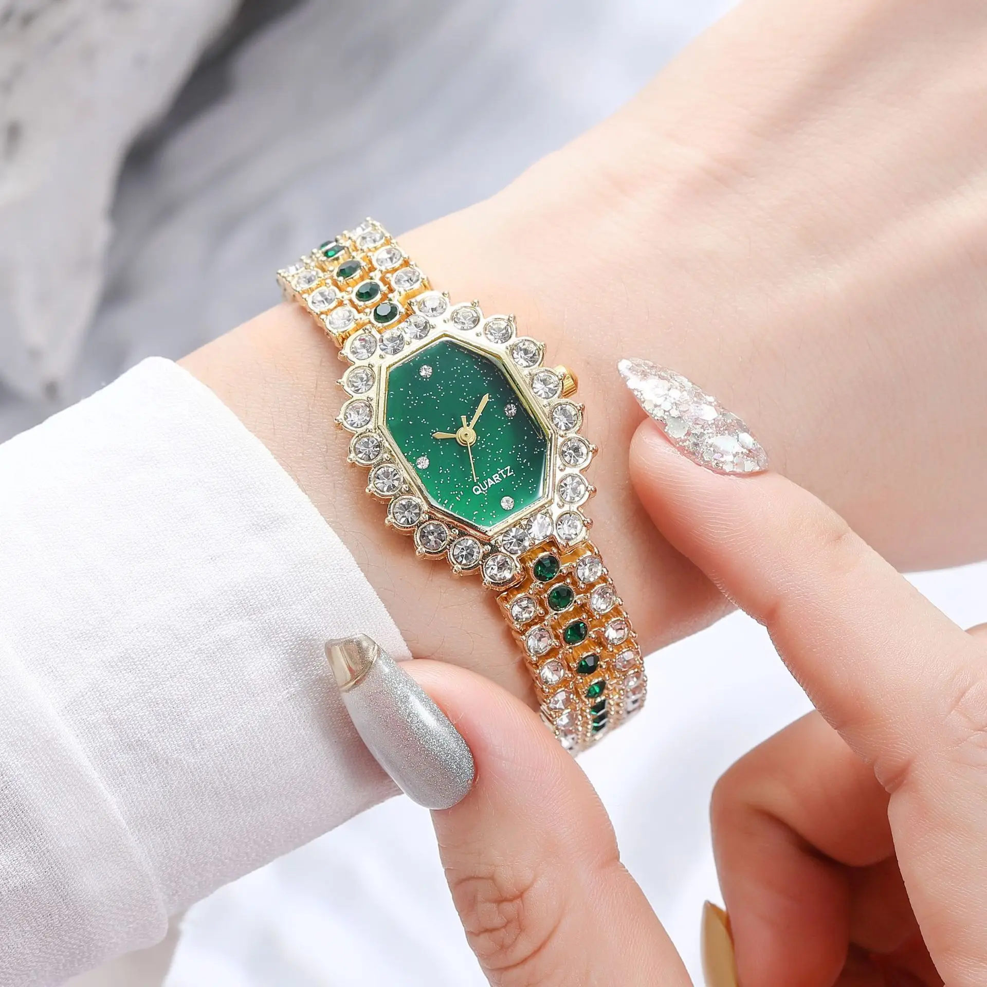 Luxury Women\'s Watch Metal Strap Fashion Distinguished Green Square Rhinestone Set Full Diamond Strap Quartz Watch for Women