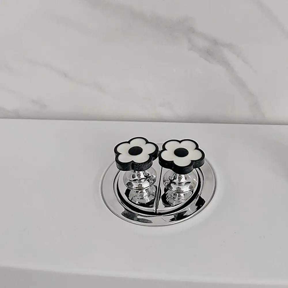 

Universal Labor-saving Toilet Flush Button Cute Portable Toilet Lid Lifter Toilet Press Switch Tool