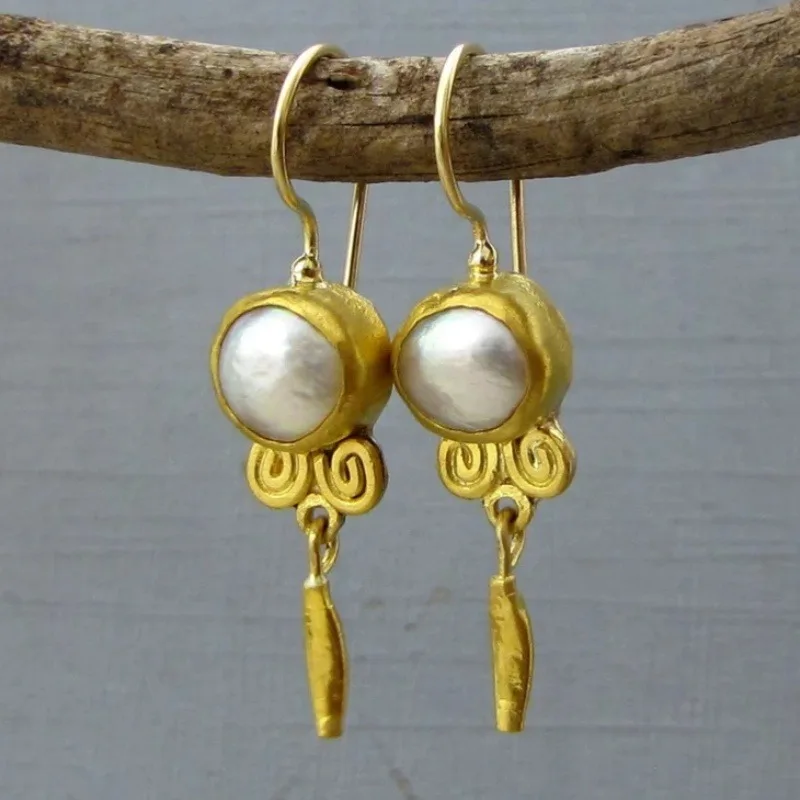 Vintage-Stil Imitationsperlen Hängeohrringe Handgefertigte Geschnitzte Blumen-Verzierung Elegante Ohrringe Damen-Bankett-Schmuck
