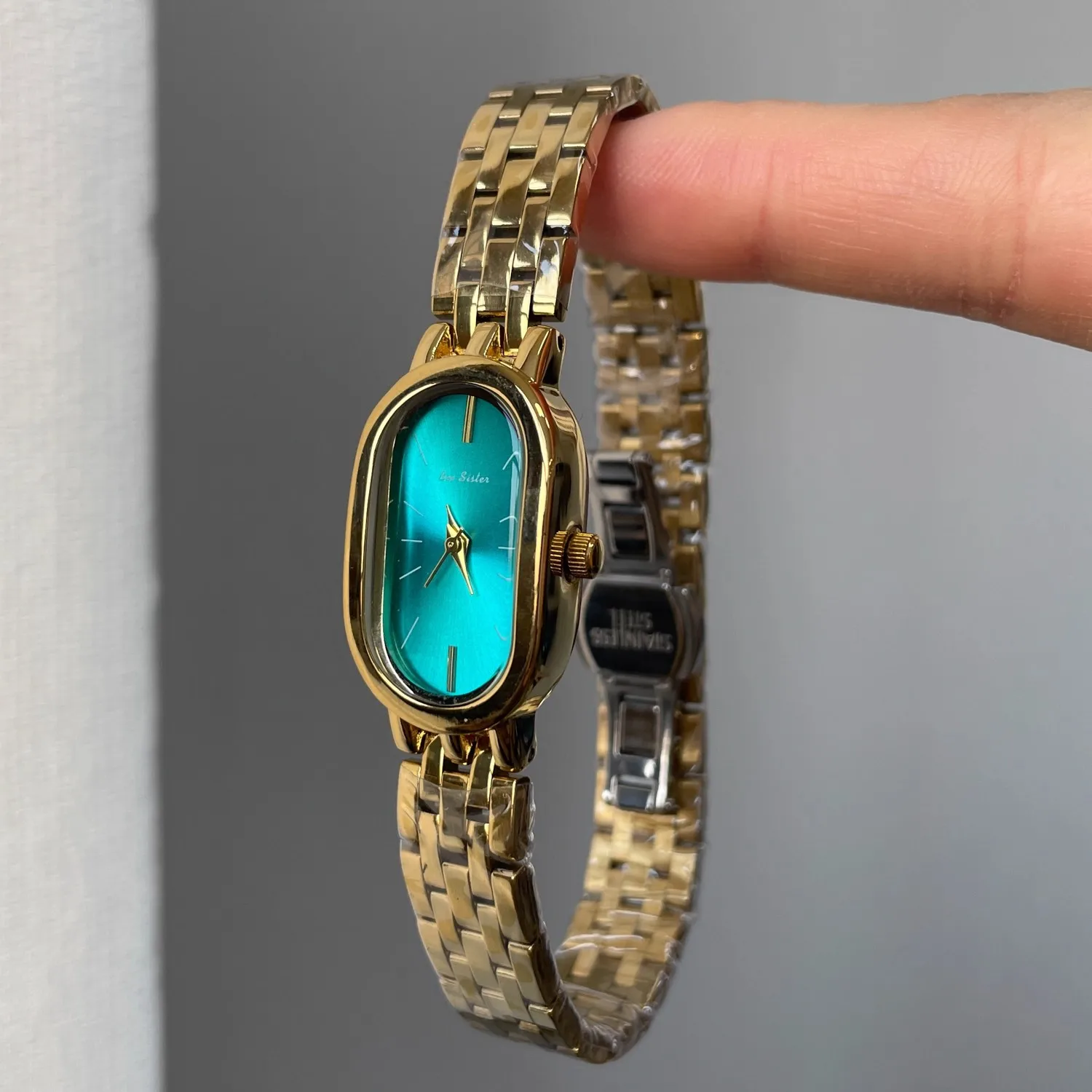 Retro Style, Elegant And Beautiful Watch For Women Quartz Movement. A Perfect Gift For Your GirlfriendStylish Quartz Wristwatch.