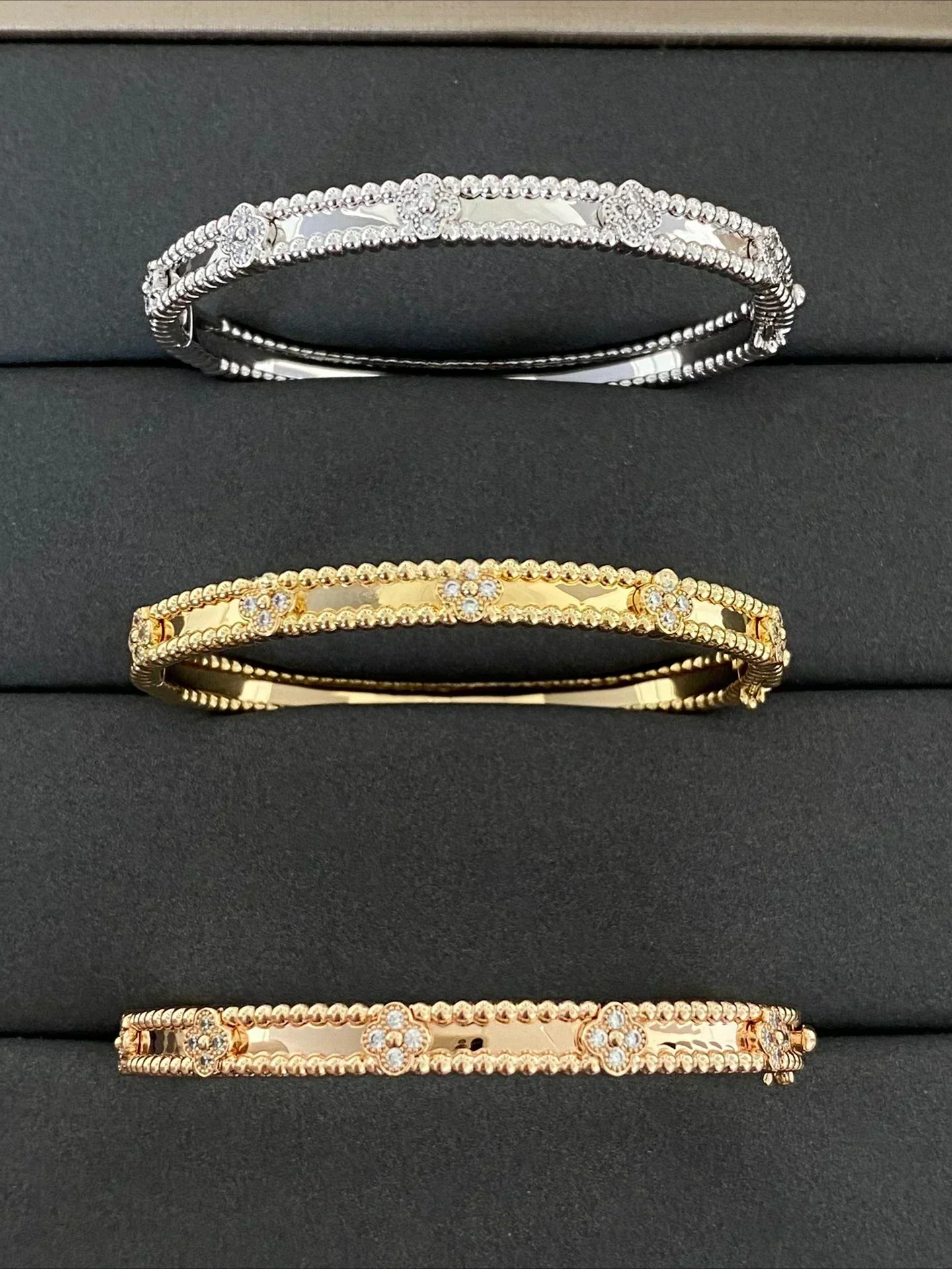 

ZH New Hot Charm с браслетом Clover 2025 — яркий, стильный, высококачественный вид, специальная резка по цене, доставка в комплекте!
