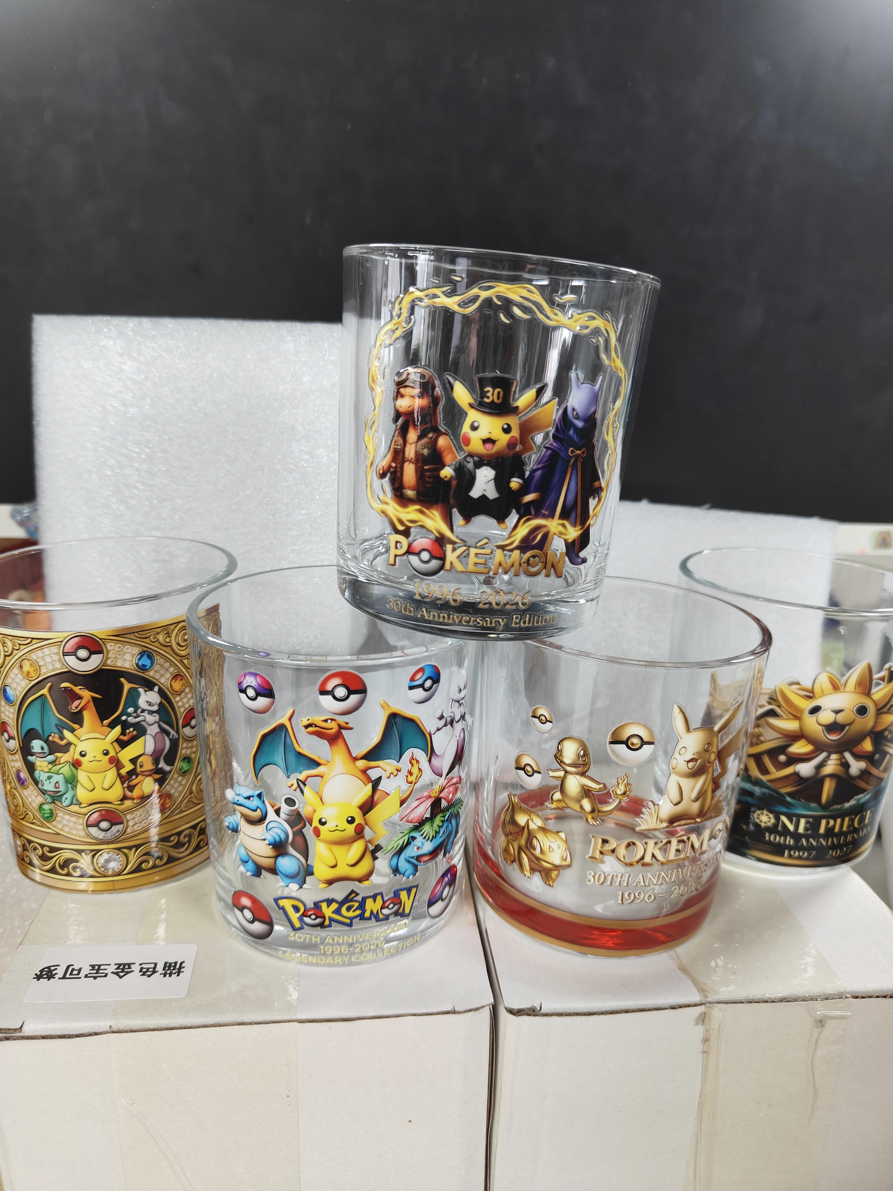 Neuer Pokémon 30. Jubiläums-Whiskey-Tumbler mit historischem Muster, Vintage-Porträt-Design, Glasbecher – Detail 2