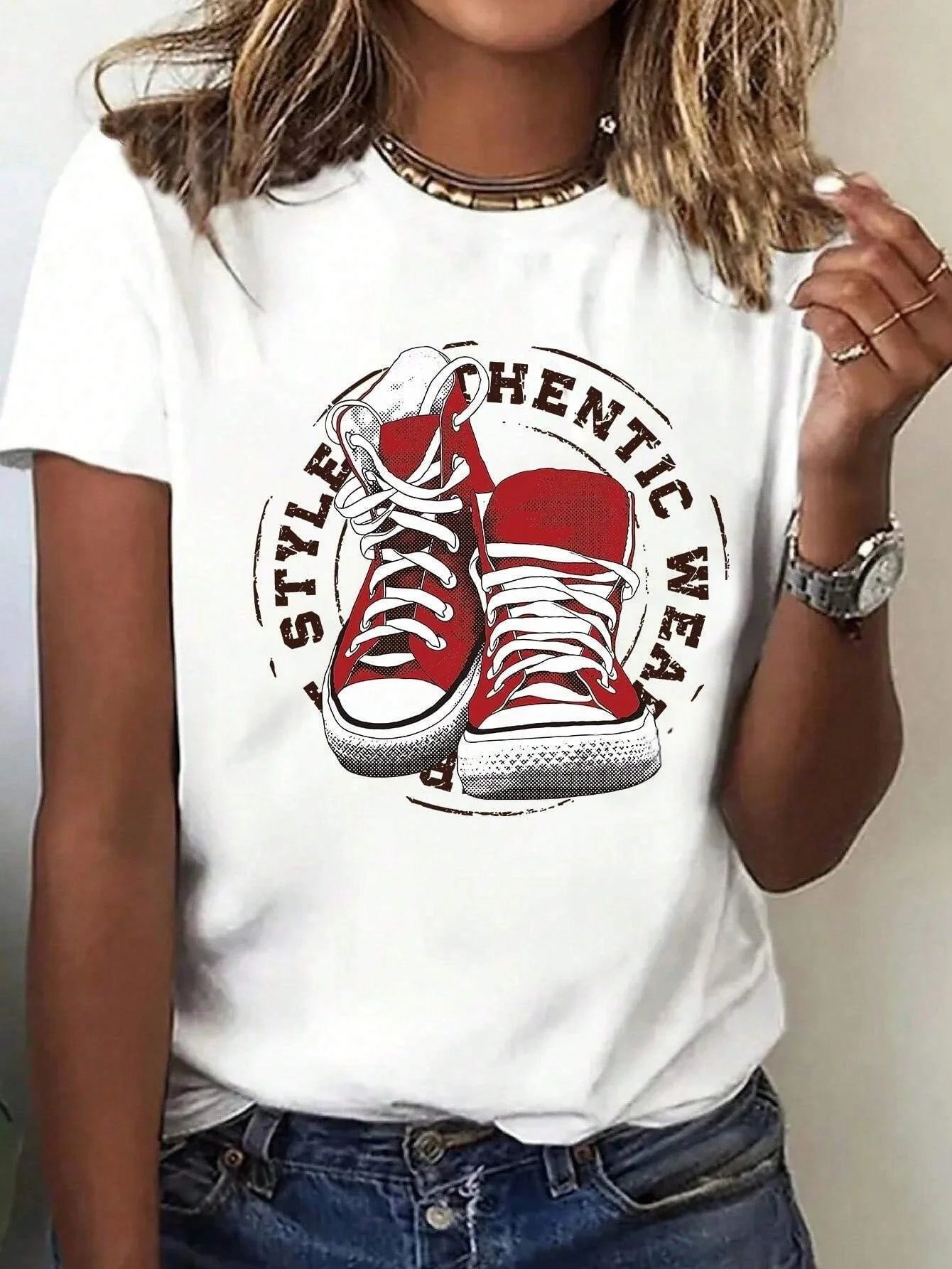 T-shirt con scarpe di tela, stile casual e versatile, adatta per l'uso quotidiano e da gita delle donne in estate