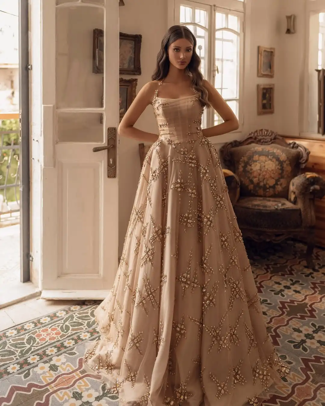 L'une robe de mariée personnalisée FATAPAESE comprend une jupe volumineuse en tombe de champagne décennement ornée de cristaux dispersés étincelles