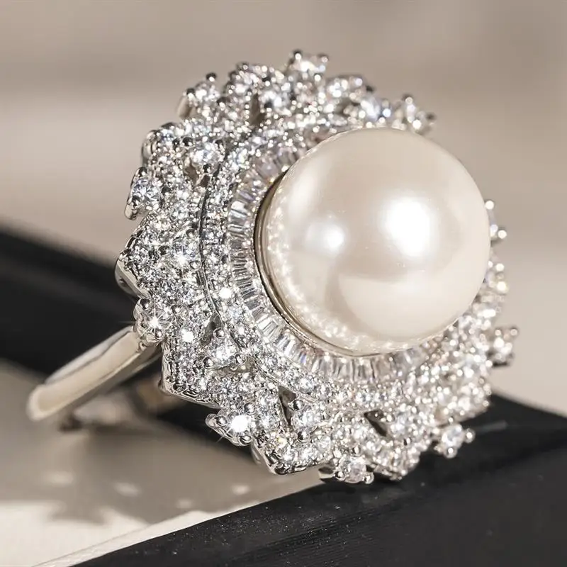 Huitan Wunderschöner runder Damenring mit Imitationsperle, ausgefallenes Zubehör für Hochzeit, Verlobung, edler, voll glänzender CZ-Damenschmuck, Geschenk – Detail 2