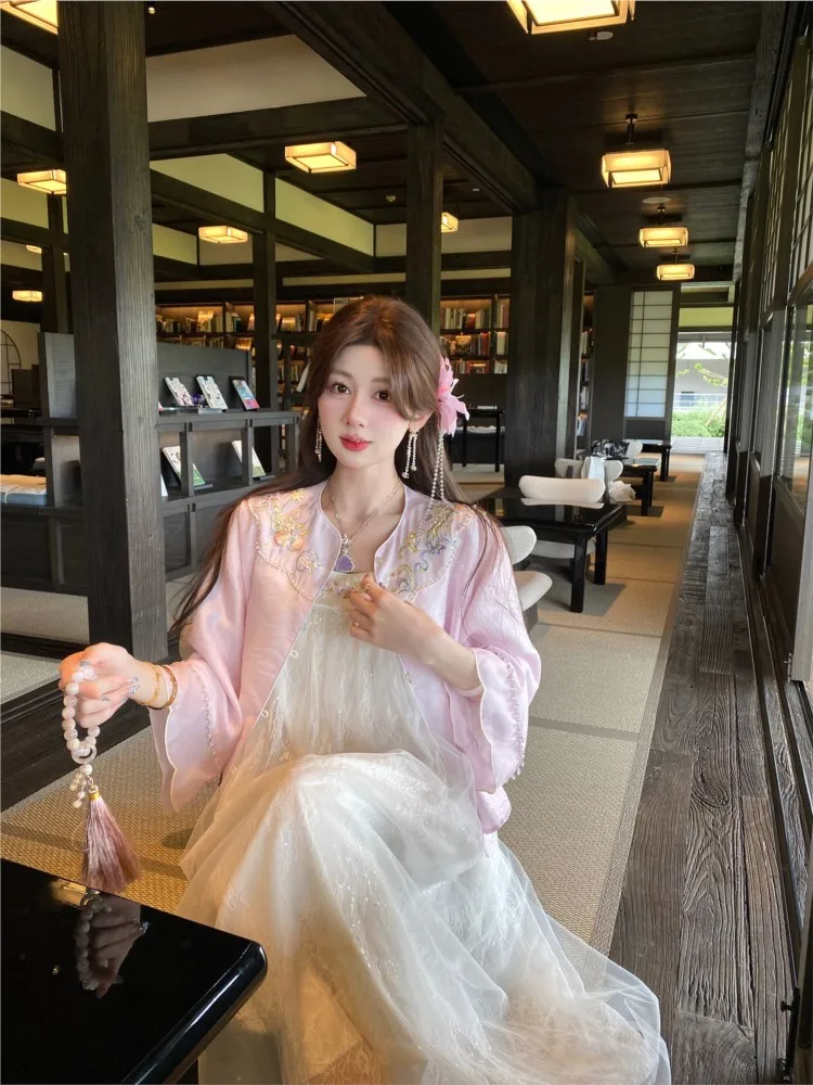 A new Chinese-style outerwear with and elegant Chinese jacquard embroidery