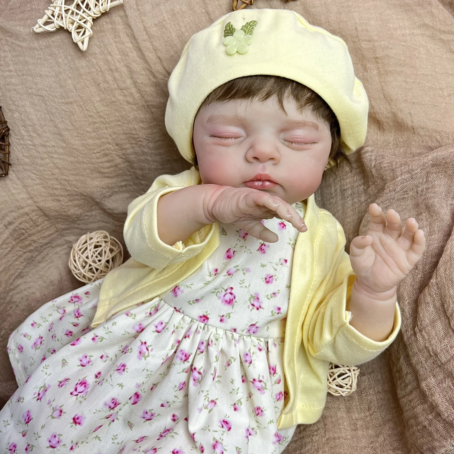 48 CM Lalka Reborn z Widocznymi Żyłkami, Urocza Zabawka dla Dzieci z Miękkim Materiałowym Ciałem, Realistyczna Kolekcjonerska Lalka na Prezent Urodzinowy