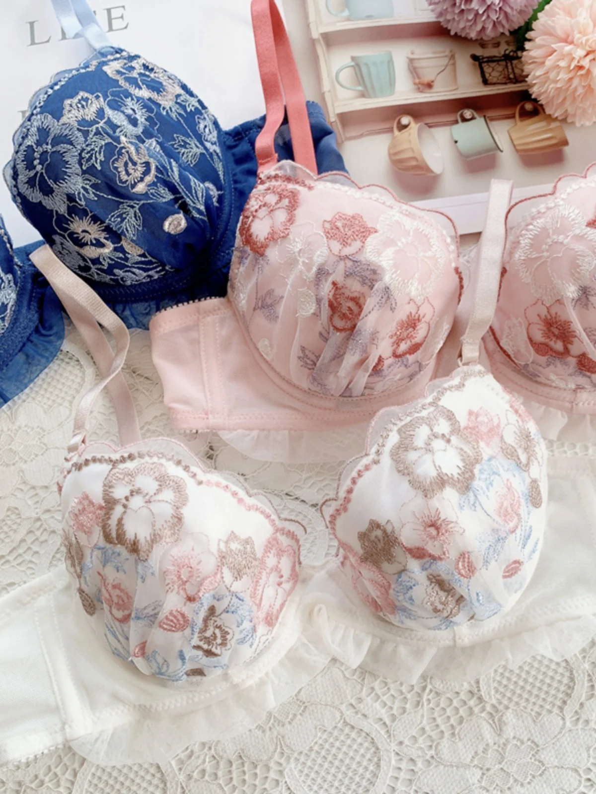 Exquisite flower embroidery lingerie girls sweet gathering ladies large thin cup low chicken heart bras steel ring bra underwear