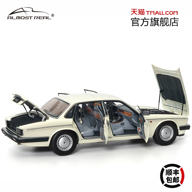 1:18 Jaguar Daimler XJ6 (XJ40) todo branco, modelo de jogo de moda de carro em miniatura estático de liga, peças de coleção avançadas para adultos.