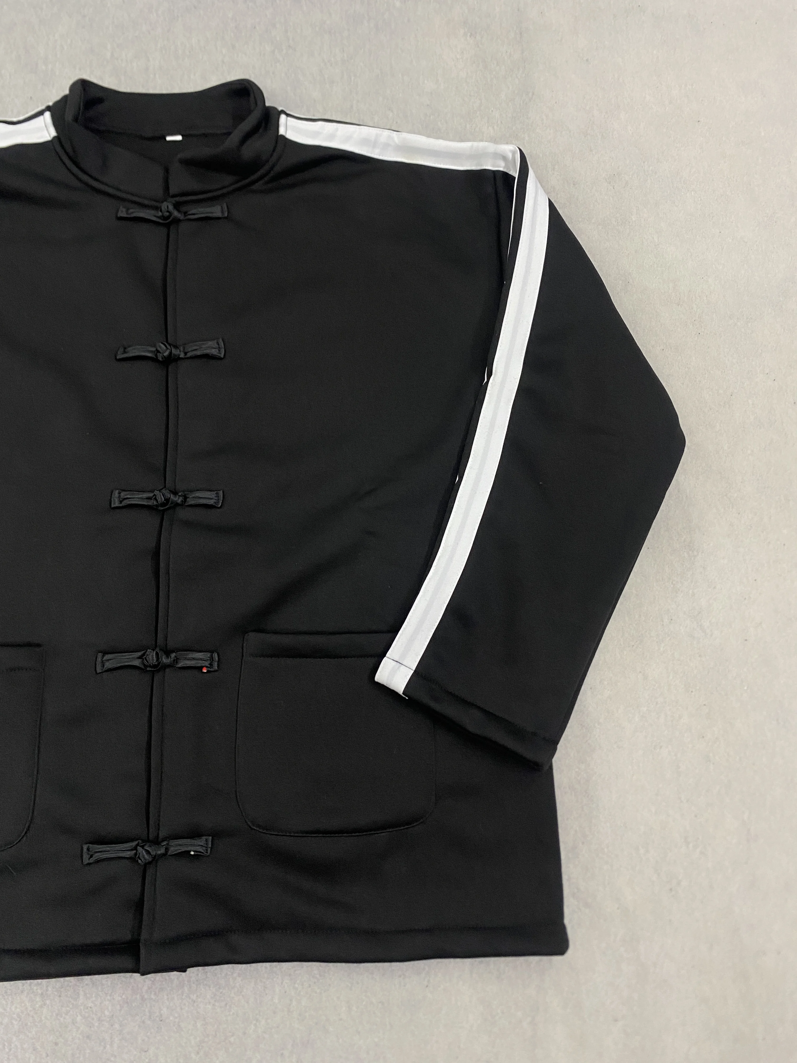 Neuer Strickcardigan im chinesischen Nationalstil mit Streifenmuster, Kragen, Schnalle, doppelten Taschen an den Ärmeln und Kontrastfarben – ein trendiger Mantel. – Detail 3