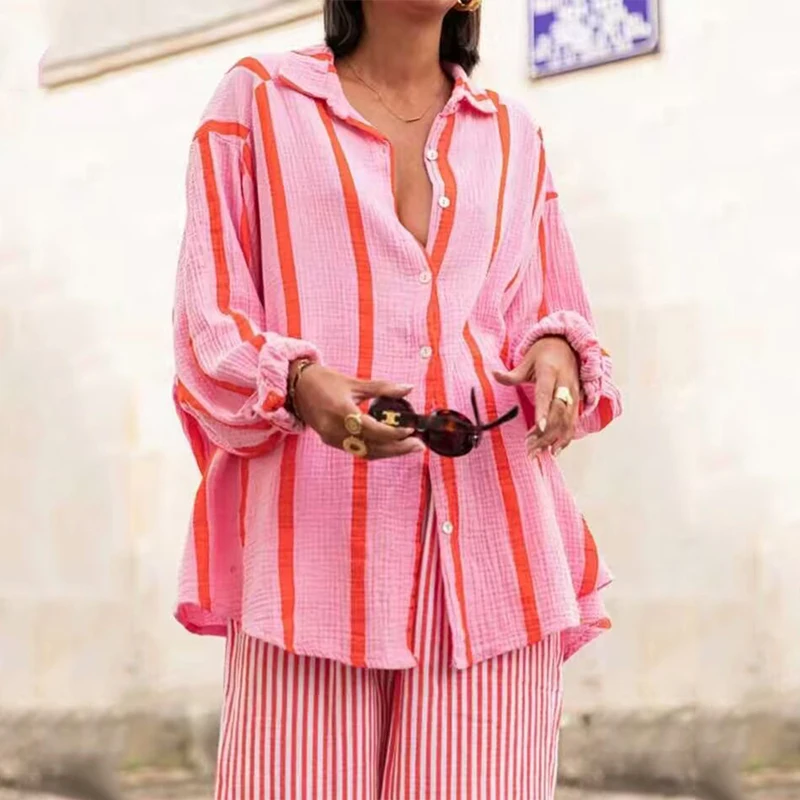 طقم نسائي صيفي جديد لعام 2025، قميص فضفاض مخطط من القطن الفقاعي مع بنطلون واسع الساق، تصميم عصري بأكمام طويلة وياقة بولو وأزرار