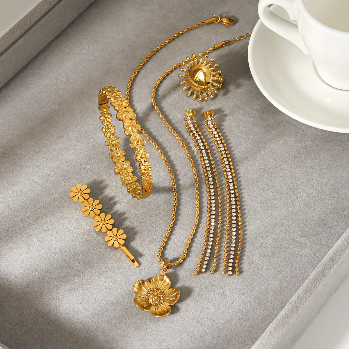 Diamond-studded flower stainless steel necklace, niche high-end sun ring, women's titanium steel tassel jewelry