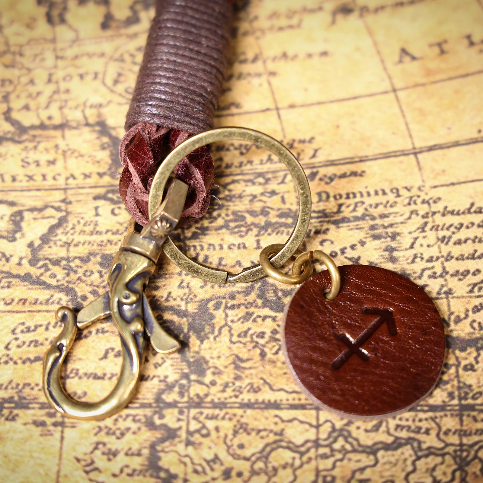Vintage Echtleder Handgefertigter Schlüsselanhänger Handgewebtes Rindsleder Geschenk für Männer & Frauen mit Sternzeichen-Messinghaken Rucksack-Accessoire – Detail 18