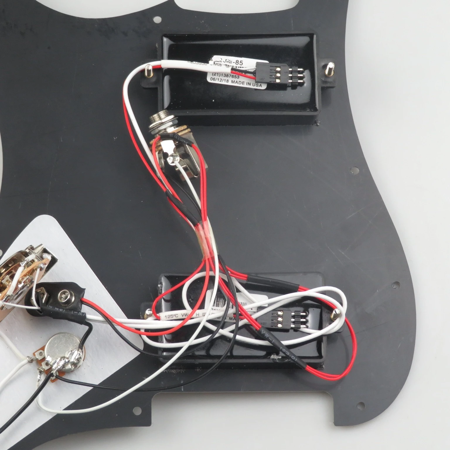 HH Active Loaded Prewired Pickguard Black Pearl 4Ply Scratch Plate Dual Black Active Humbucker Pickups 1V1T For Electric Guitar view 6