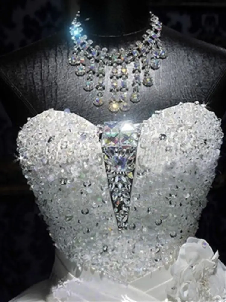 فستان زفاف بسيط كبير الحجم بدون حمالات طويل يصل للأرض باللون الأبيض لفصلي الخريف والشتاء بتصميم أنيق وبسيط