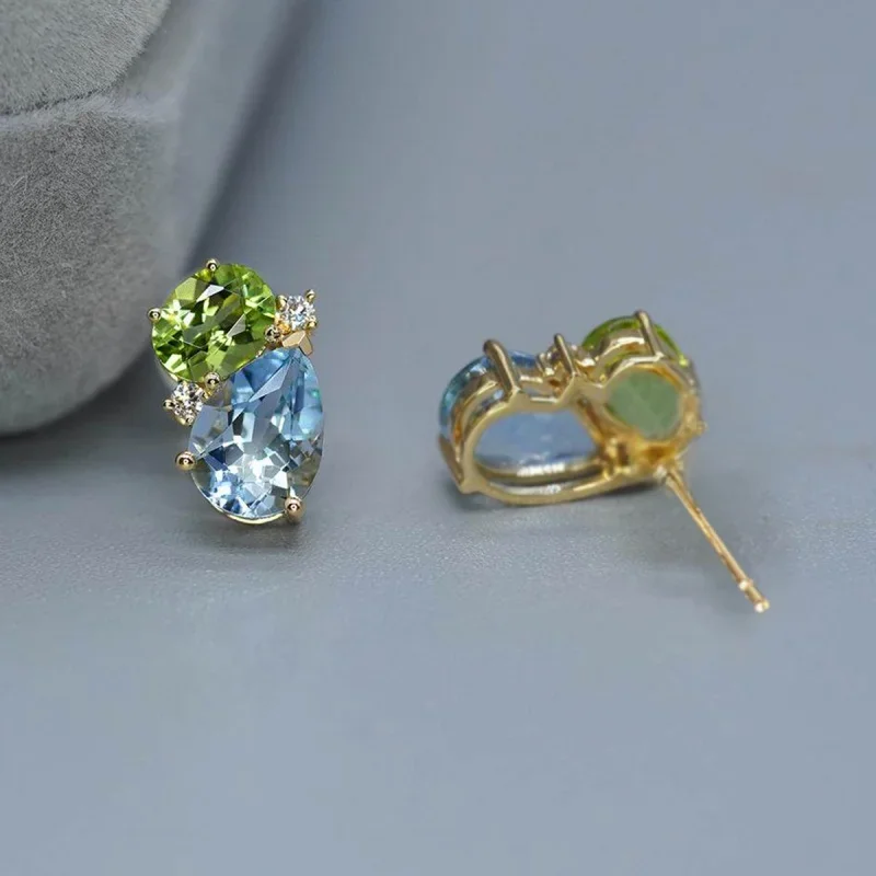 Huitan Minimalistische Ohrstecker in Goldfarbe für Damen, stapelbar, stilvoll für Partys, vielseitig für den Alltag, mit grün/blauem CZ, frischer Schmuck. – Detail 3