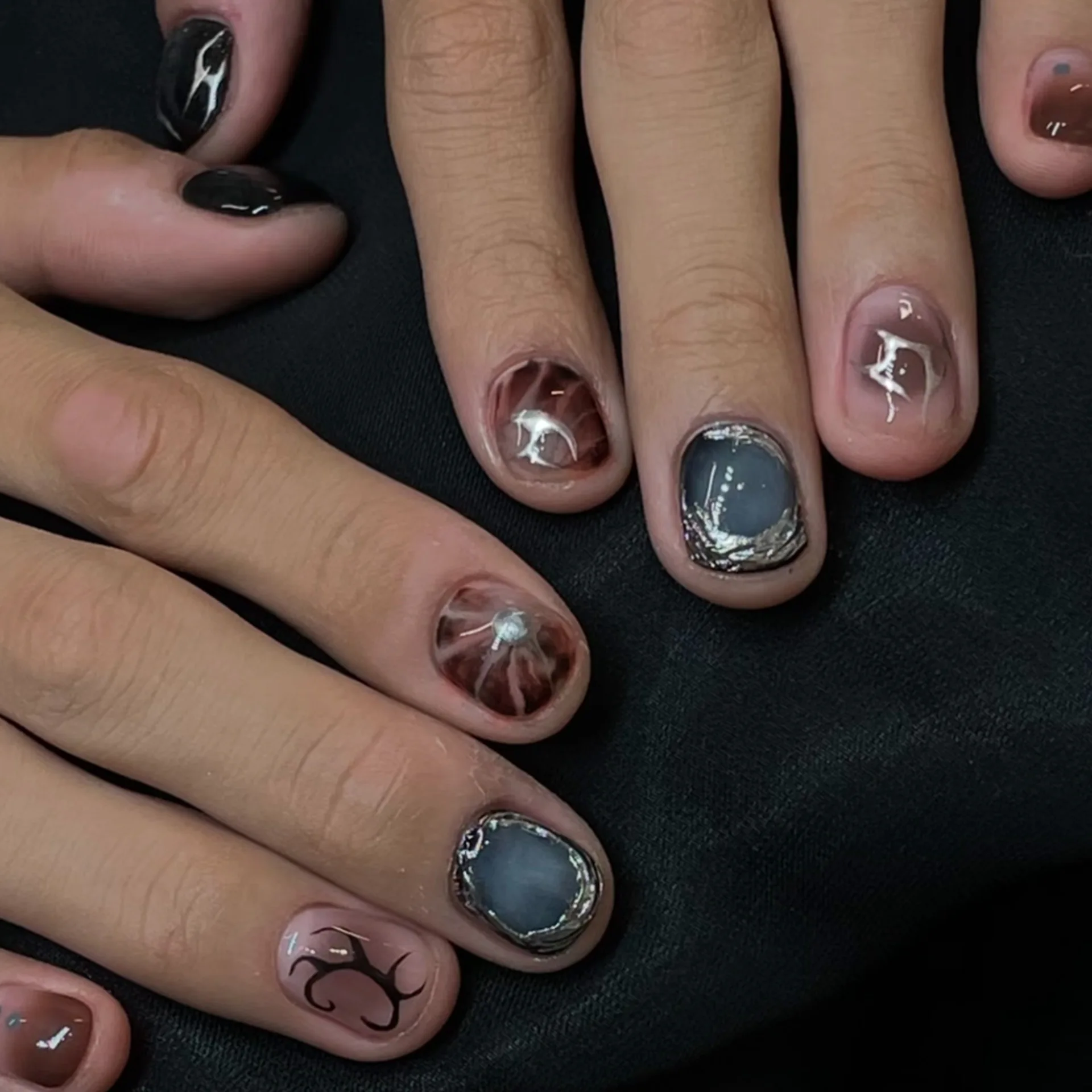 24Pcs Short Square Punk Style Press on Nails Brown Gradient Detachable Stick on False Nails 3D Gilded Silver Diamond Fingernail