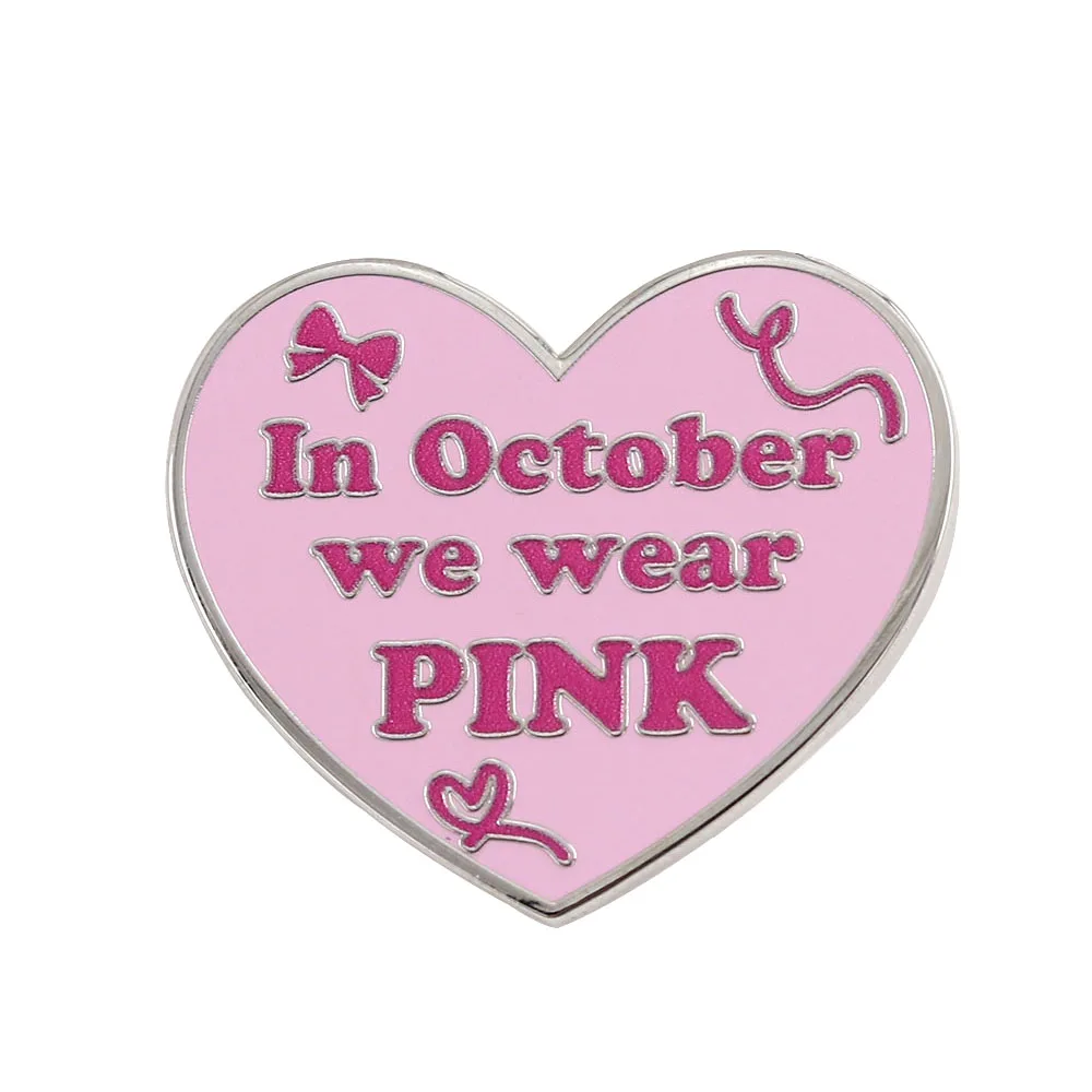Im Oktober tragen wir rosa Emaille-Pins, Broschen, rosa Herz-Bänder, Abzeichen zur Aufklärung über Brustkrebs und Anstecknadeln für Patientenbetreuung. – Detail 1